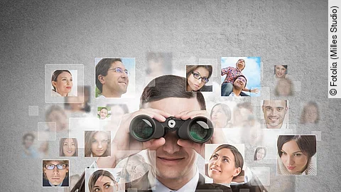 Recruiting_fq_Fotolia_Milles_Studio.jpg Mann mit Fernglas auf der Suche nach Personal
