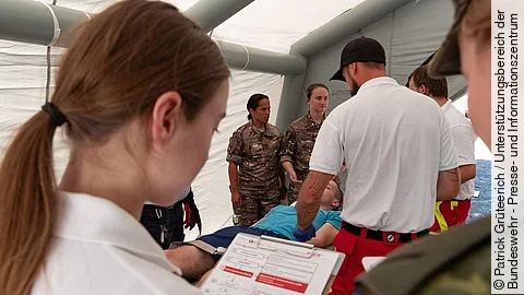 Sanitäter versorgen Verwundete