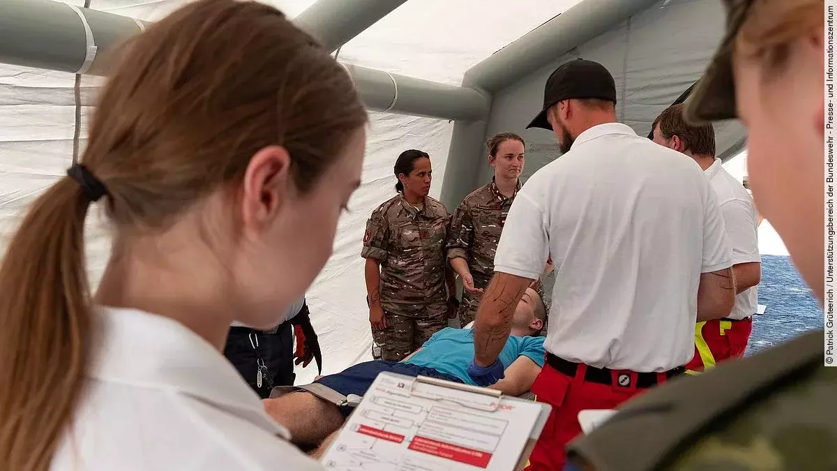 Sanitäter versorgen Verwundete Sanitäter versorgen Verwundete