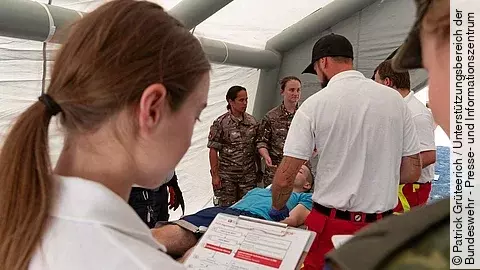 Sanitäter versorgen Verwundete