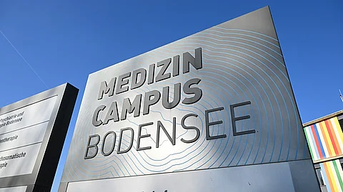 Ein Schild weist am Eingang des medizinischen Zentrums auf den Medizin Campus Bodensee hin. 