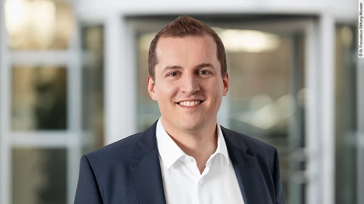 Dr. Christian Frank Dr. Christian Frank