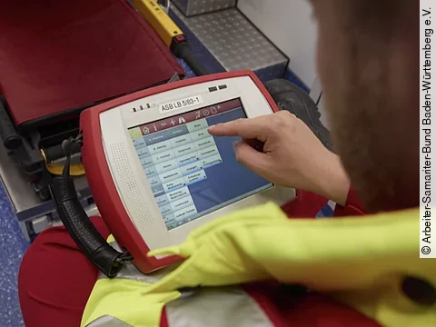 Tablet zur Verknüpfung der Daten von Rettungswagen und Klinik 