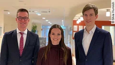 Joachim Ramming, Asklepios Regionalgeschäftsführer Bayern, mit Kathrin Hofstetter und Felix Rauschek