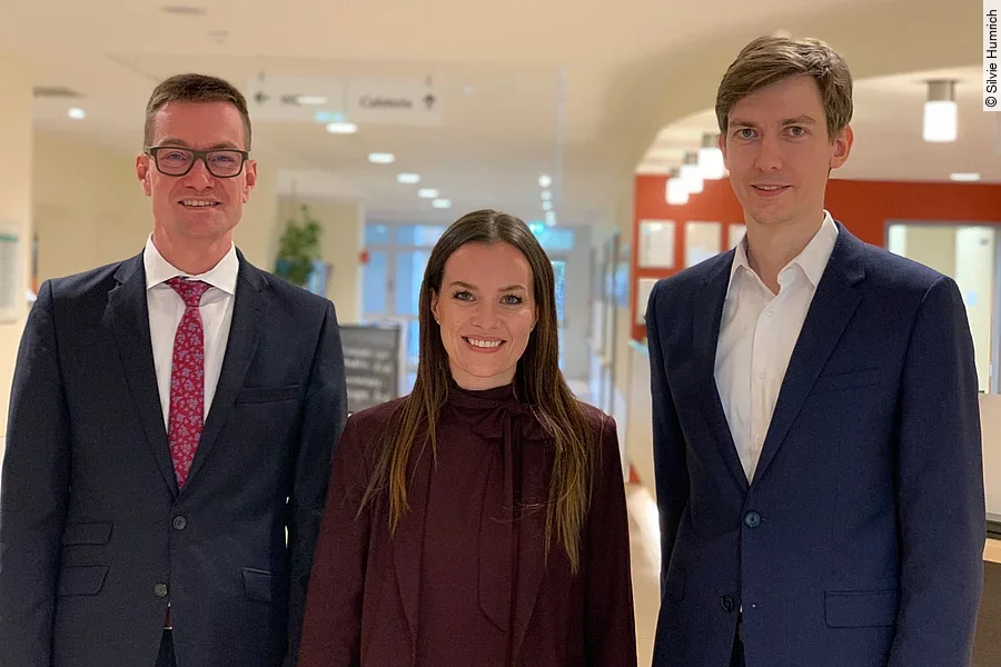 Joachim Ramming, Asklepios Regionalgeschäftsführer Bayern, mit Kathrin Hofstetter und Felix Rauschek