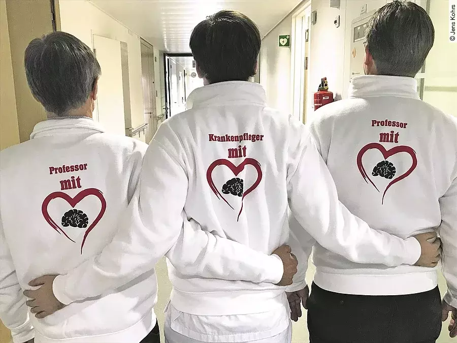 Machen ihre Arbeit mit viel Herzblut: Alfons Schnitzler, Antonino Hösen und Jan Vesper (v. l.) tragen die Strickjacken, die sich das Team der ZN 24 hat anfertigen lassen.