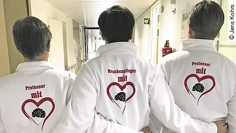 Machen ihre Arbeit mit viel Herzblut: Alfons Schnitzler, Antonino Hösen und Jan Vesper (v. l.) tragen die Strickjacken, die sich das Team der ZN 24 hat anfertigen lassen.