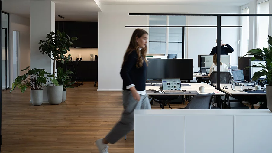 Fabienne Lange im läuft durch das Berliner Büro von Radiology Advanced