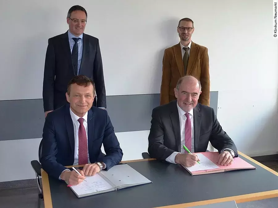 Obere Reihe v.l.: Johannes Goth, Peter Weymayr, untere Reihe v.l.: Xaver Frauenknecht, Landrat Willibald Gailler