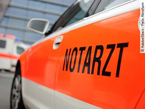 Ein Auto mit der Aufschrift "Notarzt".
