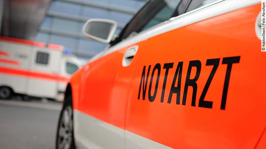 Ein Auto mit der Aufschrift "Notarzt".