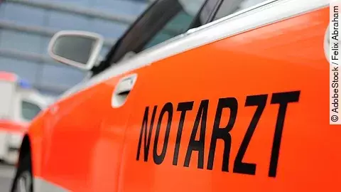 Ein Auto mit der Aufschrift "Notarzt".