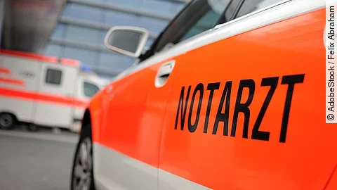 Ein Auto mit der Aufschrift "Notarzt".
