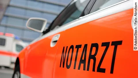 Ein Auto mit der Aufschrift "Notarzt".