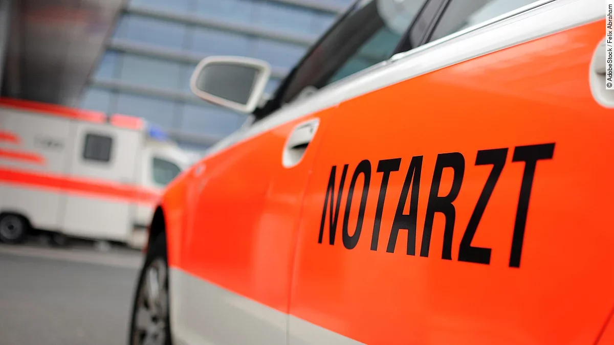 Ein Auto mit der Aufschrift "Notarzt".