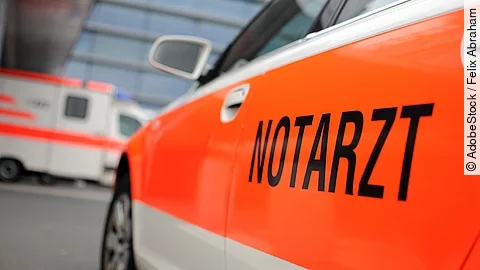 Ein Auto mit der Aufschrift "Notarzt".