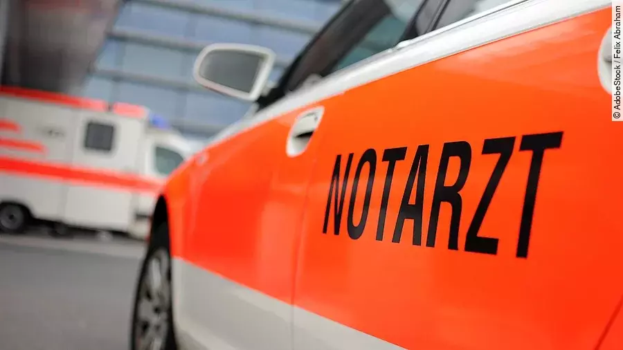 Ein Auto mit der Aufschrift "Notarzt".