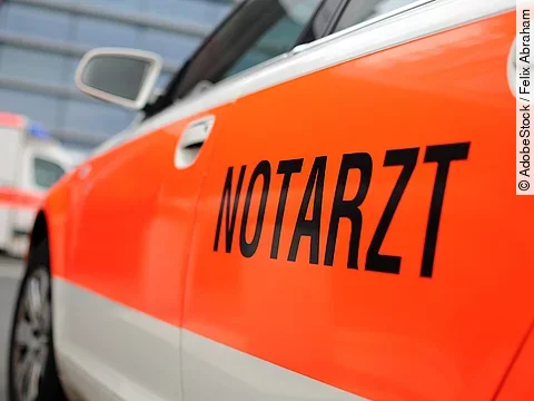 Ein Auto mit der Aufschrift "Notarzt".