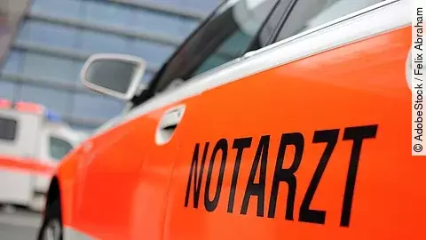 Ein Auto mit der Aufschrift "Notarzt".