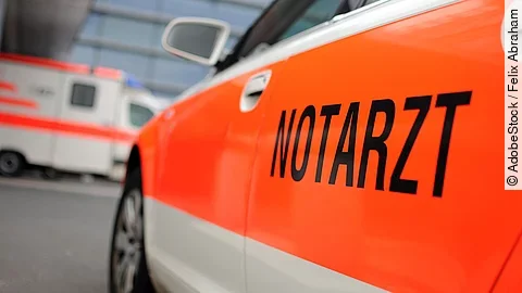 Ein Auto mit der Aufschrift "Notarzt".