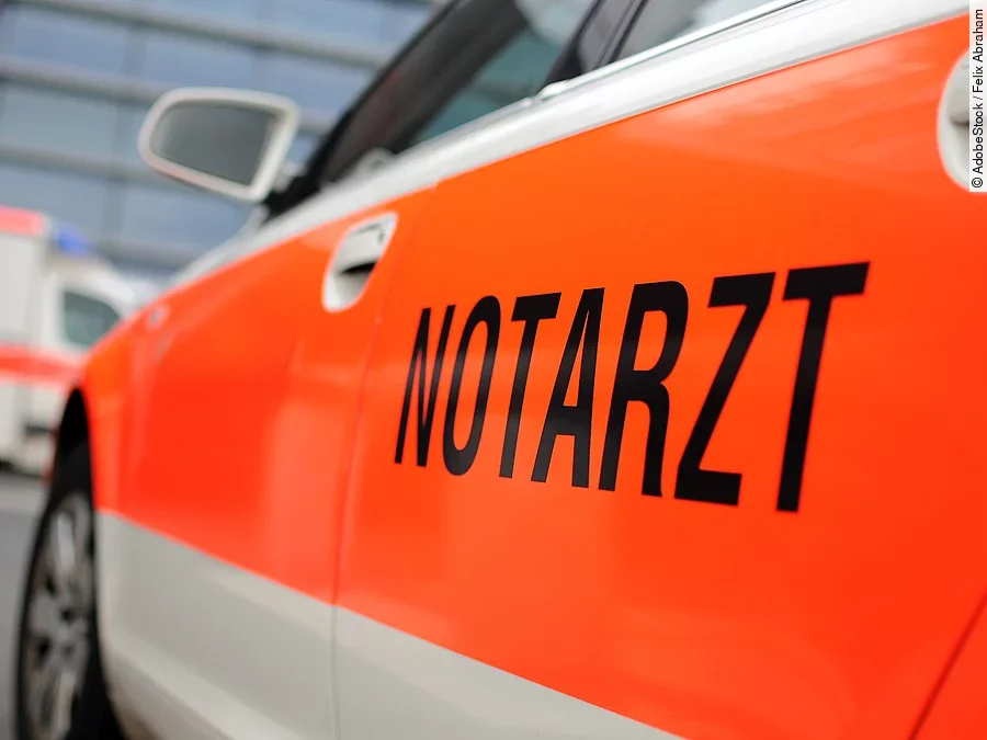 Ein Auto mit der Aufschrift "Notarzt".