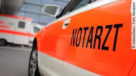 Ein Auto mit der Aufschrift "Notarzt".