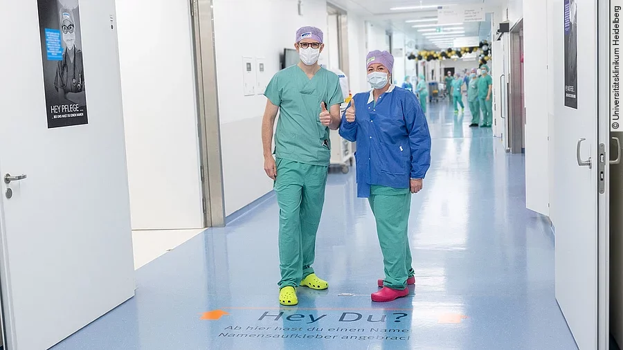 Ärzte und Pflegekräfte vorm OP