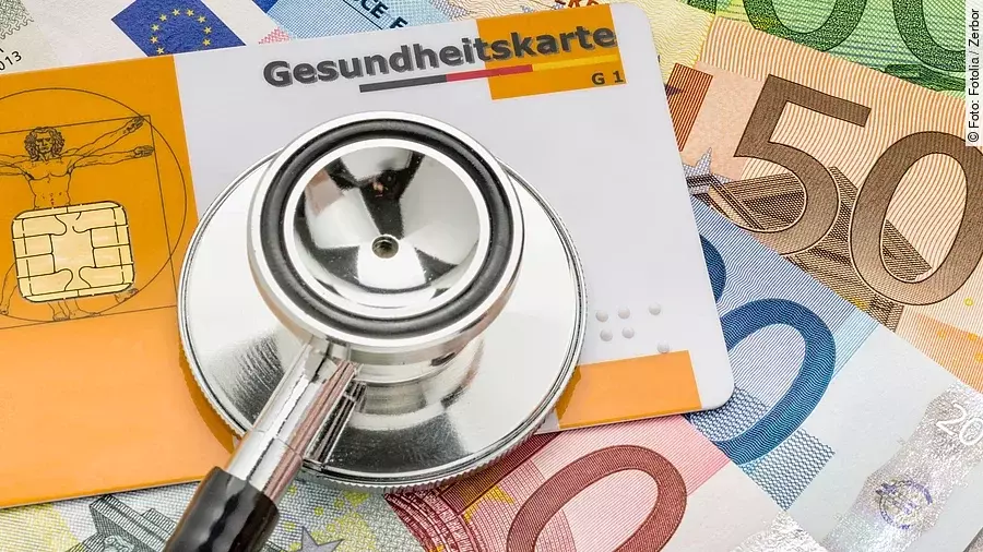 Stethoskop mit Gesundheitskarte auf Geldscheinen