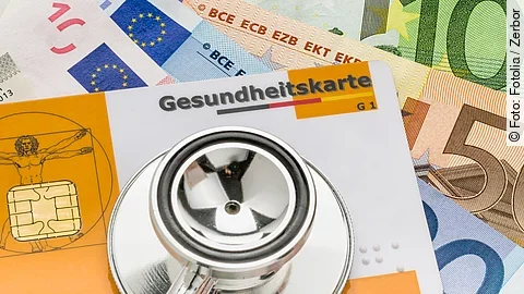 Gesundheitskarte Stethoskop mit Gesundheitskarte auf Geldscheinen