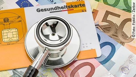 Stethoskop mit Gesundheitskarte auf Geldscheinen
