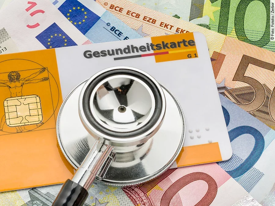 Gesundheitskarte Stethoskop mit Gesundheitskarte auf Geldscheinen
