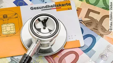 Gesundheitskarte Stethoskop mit Gesundheitskarte auf Geldscheinen