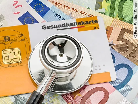 Stethoskop mit Gesundheitskarte auf Geldscheinen