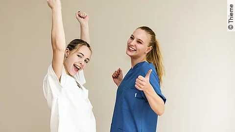 Zwei junge Frauen in Pflegekleidung