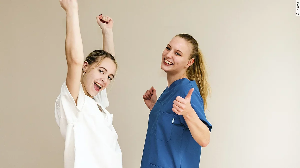 Pflege Zwei junge Frauen in Pflegekleidung