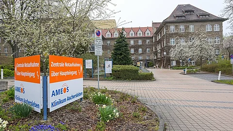Ein Schild mit dem Ameos-Logo ist vor dem Eingang der Klinik zu sehen.