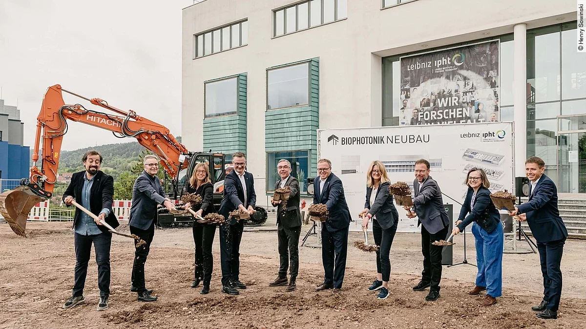 Spatenstich für den Biophotonik-Neubau. Gemeinsam setzten Vertreterinnen aus Politik, Wissenschaft und Architektur den ersten Spatenstich für den Biophotonik-Neubau am Leibniz-IPHT in Jena. V. l.: Vicente Menchero (Architekt, Telluride Architektur), Prof. Christian Spielmann (Sprecher des Wissenschaftlichen Beirats, Leibniz-IPHT), Prof. Ute Neugebauer (Stellv. Wissenschaftliche Direktorin, Leibniz-IPHT), Christian Tischner (Forschungsminister Thüringen), Prof. Jürgen Popp (Wissenschaftlicher Direktor, Leibniz-IPHT), Prof. Mario Voigt (Thüringer Ministerpräsident), Dr. Karina Weber (Administrative Direktorin, Leibniz-IPHT), Dr. Thomas Nitzsche (Oberbürgermeister Jena), Jana Podßuweit (Kuratoriumsvorsitzende, Leibniz-IPHT), Prof. Thomas Pertsch (Vizepräsident für Forschung, Universität Jena).