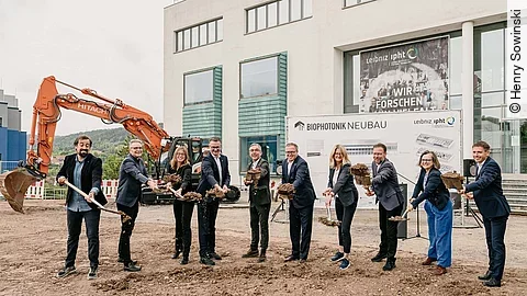 Spatenstich für den Biophotonik-Neubau. Gemeinsam setzten Vertreterinnen aus Politik, Wissenschaft und Architektur den ersten Spatenstich für den Biophotonik-Neubau am Leibniz-IPHT in Jena. V. l.: Vicente Menchero (Architekt, Telluride Architektur), Prof. Christian Spielmann (Sprecher des Wissenschaftlichen Beirats, Leibniz-IPHT), Prof. Ute Neugebauer (Stellv. Wissenschaftliche Direktorin, Leibniz-IPHT), Christian Tischner (Forschungsminister Thüringen), Prof. Jürgen Popp (Wissenschaftlicher Direktor, Leibniz-IPHT), Prof. Mario Voigt (Thüringer Ministerpräsident), Dr. Karina Weber (Administrative Direktorin, Leibniz-IPHT), Dr. Thomas Nitzsche (Oberbürgermeister Jena), Jana Podßuweit (Kuratoriumsvorsitzende, Leibniz-IPHT), Prof. Thomas Pertsch (Vizepräsident für Forschung, Universität Jena).