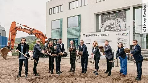Gemeinsam setzten Vertreterinnen aus Politik, Wissenschaft und Architektur den ersten Spatenstich für den Biophotonik-Neubau am Leibniz-IPHT in Jena. V. l.: Vicente Menchero (Architekt, Telluride Architektur), Prof. Christian Spielmann (Sprecher des Wissenschaftlichen Beirats, Leibniz-IPHT), Prof. Ute Neugebauer (Stellv. Wissenschaftliche Direktorin, Leibniz-IPHT), Christian Tischner (Forschungsminister Thüringen), Prof. Jürgen Popp (Wissenschaftlicher Direktor, Leibniz-IPHT), Prof. Mario Voigt (Thüringer Ministerpräsident), Dr. Karina Weber (Administrative Direktorin, Leibniz-IPHT), Dr. Thomas Nitzsche (Oberbürgermeister Jena), Jana Podßuweit (Kuratoriumsvorsitzende, Leibniz-IPHT), Prof. Thomas Pertsch (Vizepräsident für Forschung, Universität Jena).