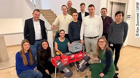 Gruppenbild mit Roboter Helia Gruppenbild mit Roboter Helia