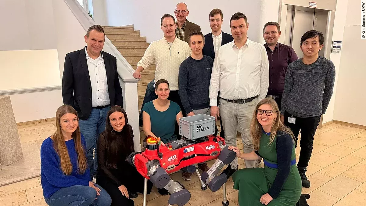 Gruppenbild mit Roboter Helia