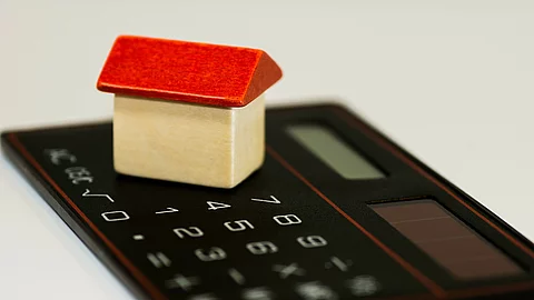 Taschenrechner mit Holzhaus