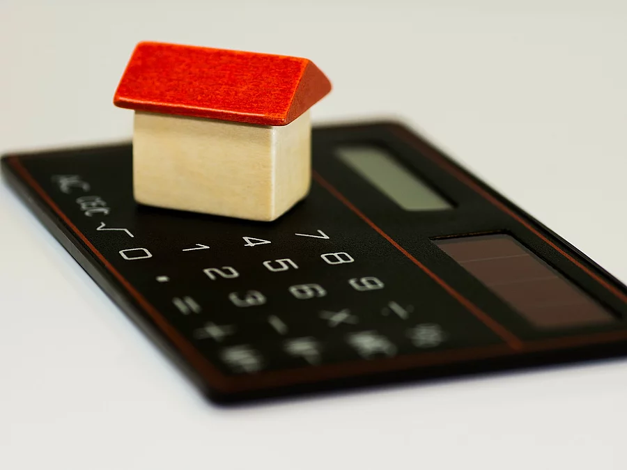 Taschenrechner mit Holzhaus