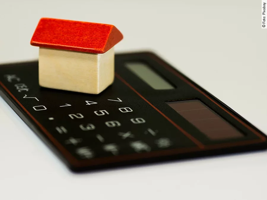 Taschenrechner mit Holzhaus