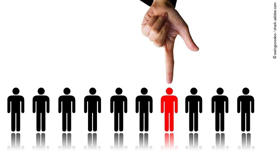 Zehn Menschen (Piktogramme) stehen nebeneinander. Eine Hand zeigt auf eine rote Figur.