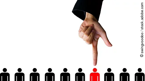 Zehn Menschen (Piktogramme) stehen nebeneinander. Eine Hand zeigt auf eine rote Figur.