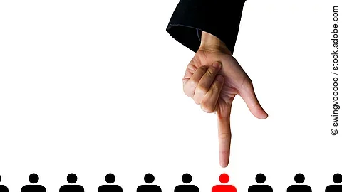 Zehn Menschen (Piktogramme) stehen nebeneinander. Eine Hand zeigt auf eine rote Figur.