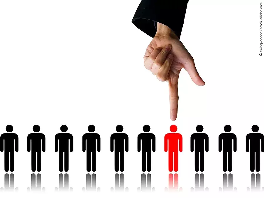 Zehn Menschen (Piktogramme) stehen nebeneinander. Eine Hand zeigt auf eine rote Figur.