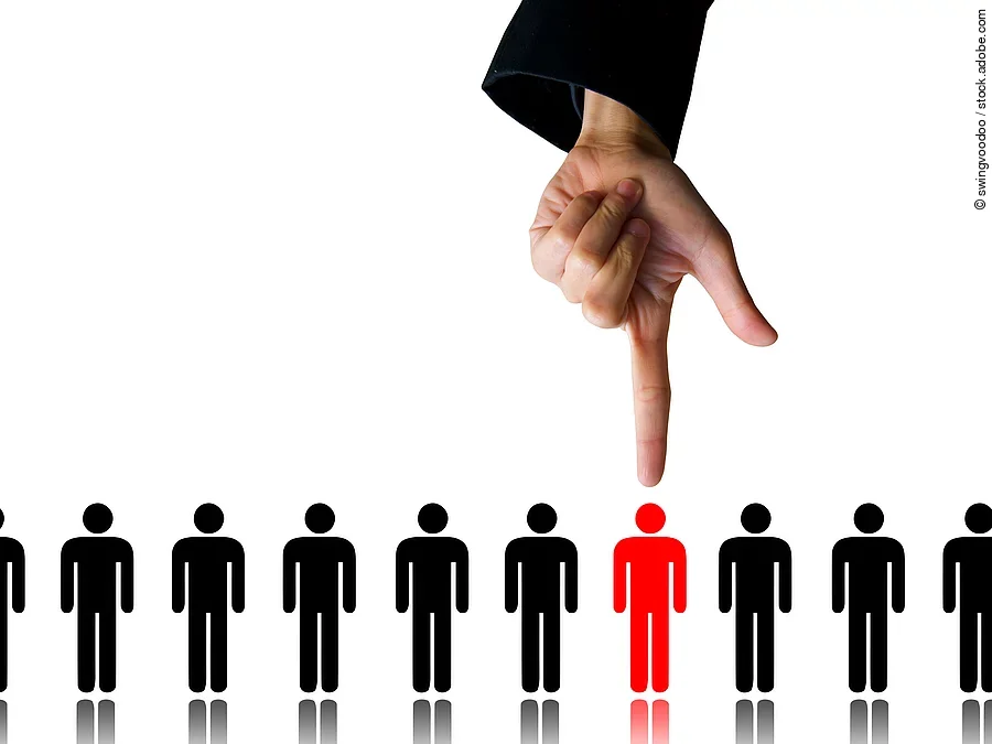 Zehn Menschen (Piktogramme) stehen nebeneinander. Eine Hand zeigt auf eine rote Figur.