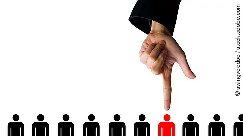 Zehn Menschen (Piktogramme) stehen nebeneinander. Eine Hand zeigt auf eine rote Figur.